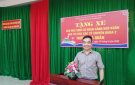 Bác sỹ Chuyên khoa II – Trương Bà Quân tặng xe cho học sinh nghèo vượt khó tại trường tiểu học thị trấn Nưa, huyện Triệu Sơn.   
