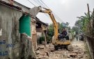 Nhân dân tổ dân phố 6 tự nguyện tháo dỡ nhà, tường rào và công trình phụ  hiến đất mở rộng đường giao thông. 