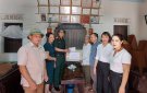 Đồng chí Tống Đình Thơm, Ủy viên Ban Thường vụ  Huyện ủy, Chỉ huy trưởng Ban chỉ huy quân sự huyện thăm hỏi, trao quà các gia đình chính sách tại thị trấn Nưa.